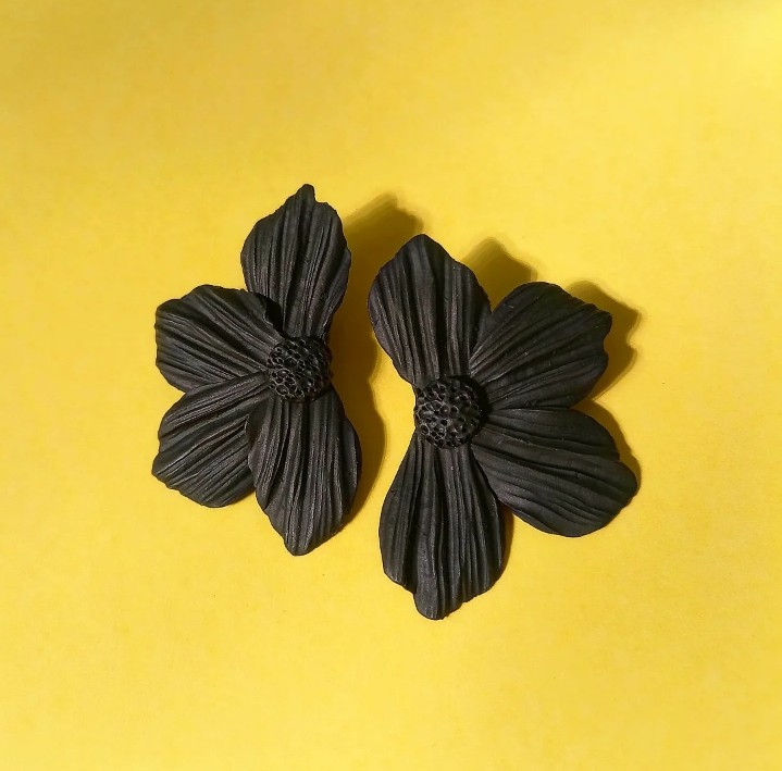 Black Flowers Σκουλαρίκια από πολυμερικό πηλό.