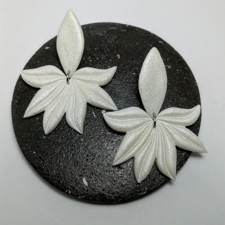 White Flowers Σκουλαρίκια από πολυμερικό πηλό.